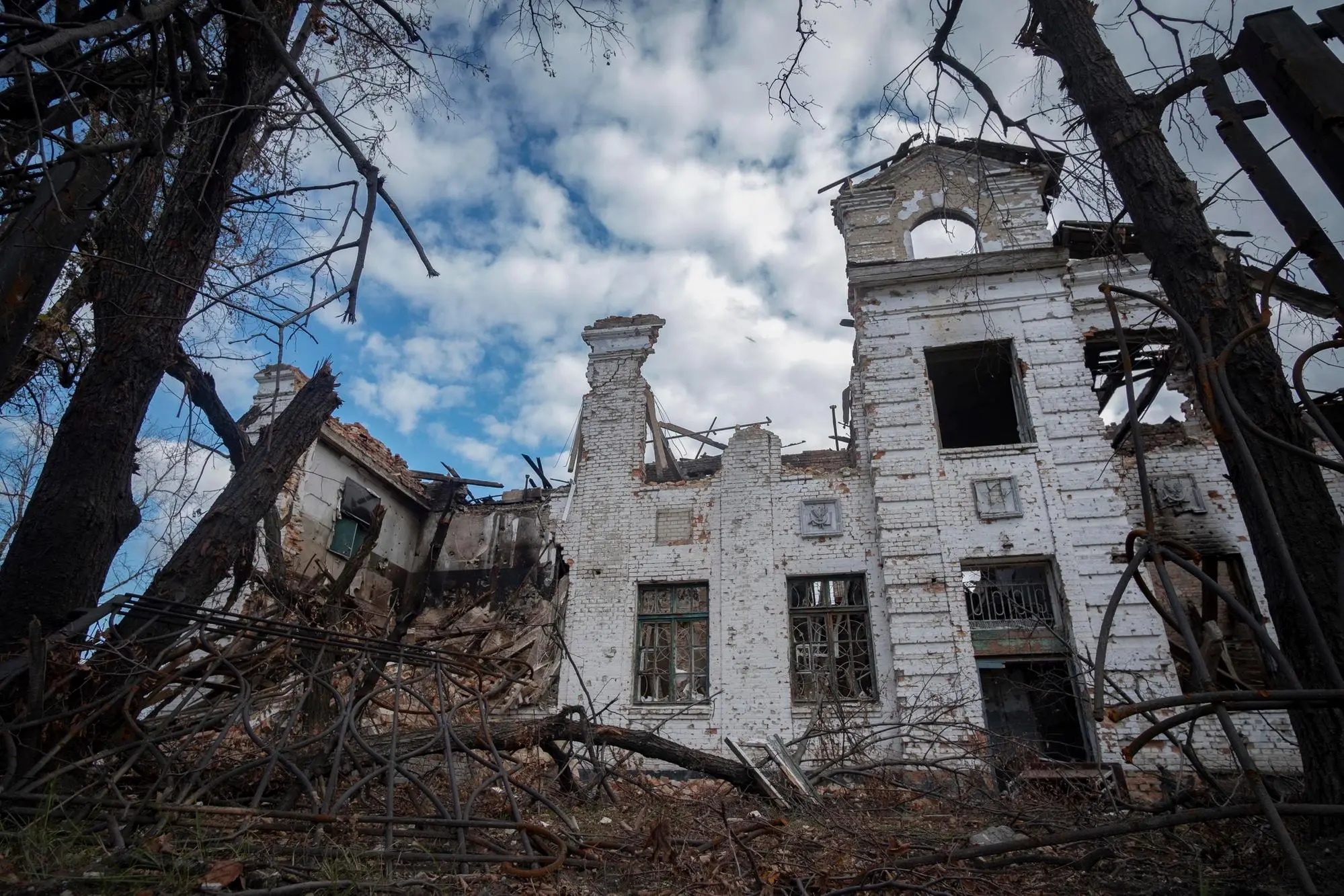 Una scuola danneggiata dai bombardamenti a Vuzlovyi, nella regione ucraina di Kharkiv (Ansa - Epa)