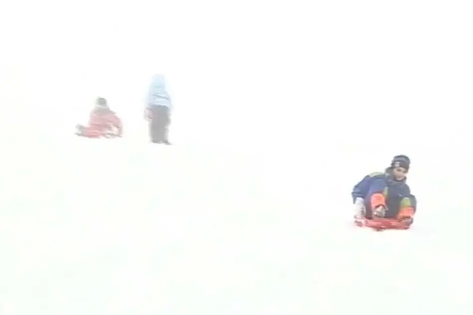 Bambini che giocano sulla neve