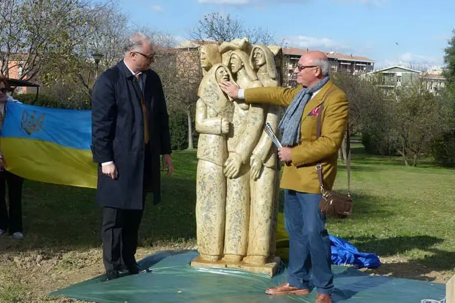 L'ambasciatore ucraino e Armandì. Al centro la scultura nel parco di Monteclaro