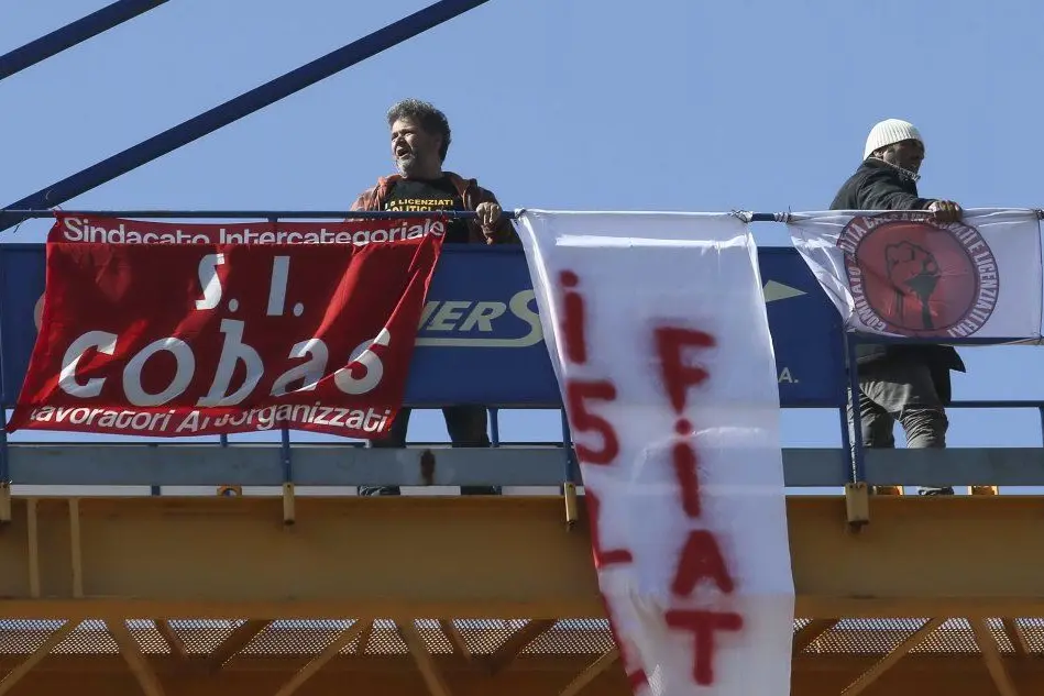 Gli operai Fca in protesta allo stabilimento di Pomigliano dopo i licenziamenti