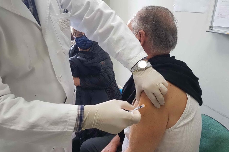 Uno degli anziani vaccinato dalla Assl (foto Sanna)
