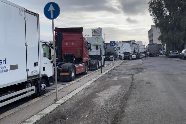 “Strangolati dal caro benzina”: a Cagliari presidi a oltranza degli autotrasportatori
