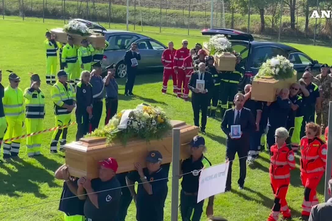 Pianello di Ostra, i funerali per 4 delle vittime dell'alluvione