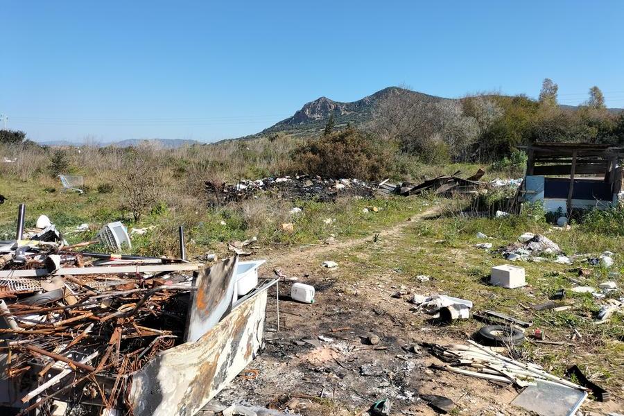 Carbonia, fiamme nel campo rom in località Sirai
