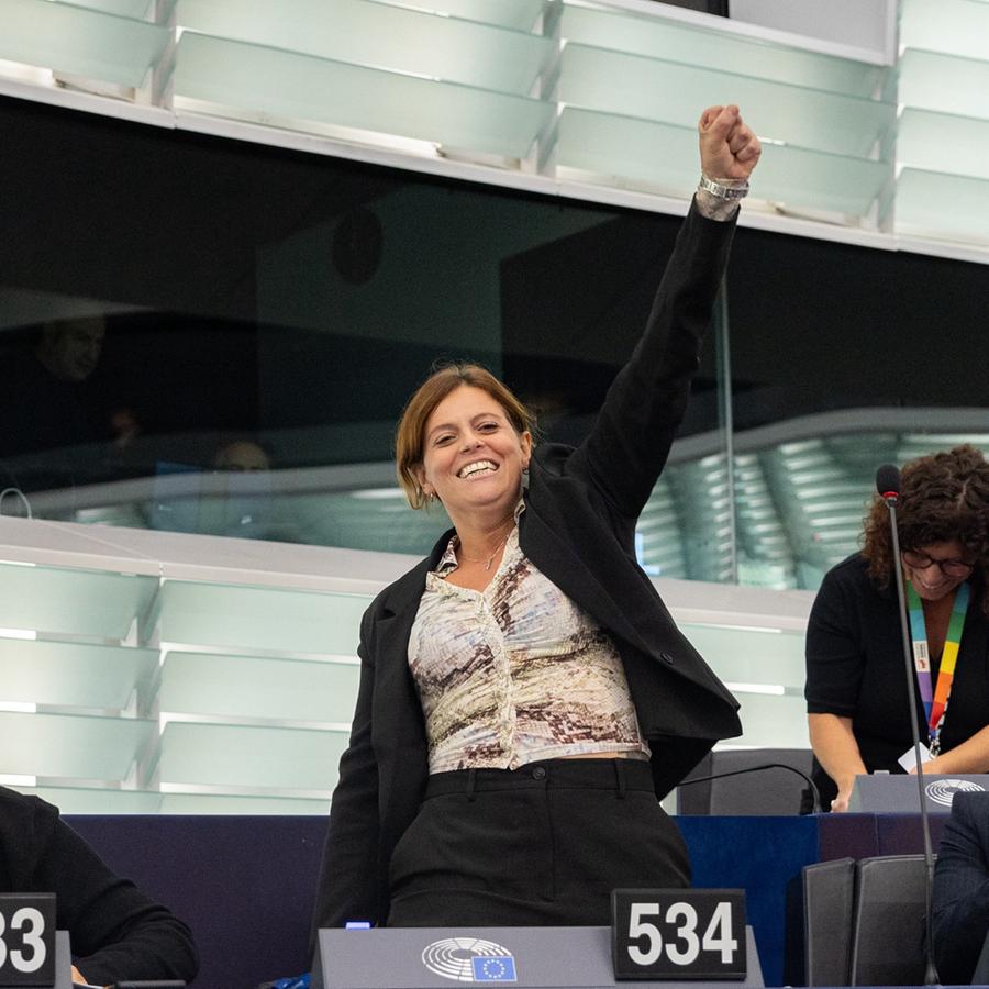 L’Europarlamento approva l’immunità a Ilaria Salis per un voto