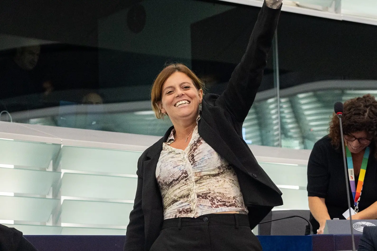 Ilaria Salis festeggia dopo il voto della plenaria (X)