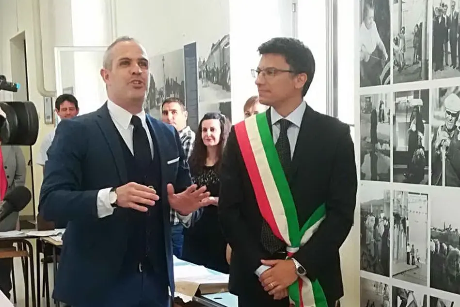 Cristiano Carrus insieme al nuovo sindaco Andrea Abis