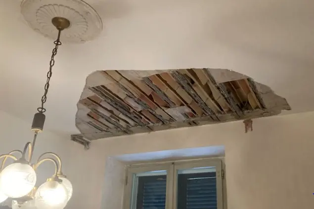 Il solaio crollato (foto Pala)