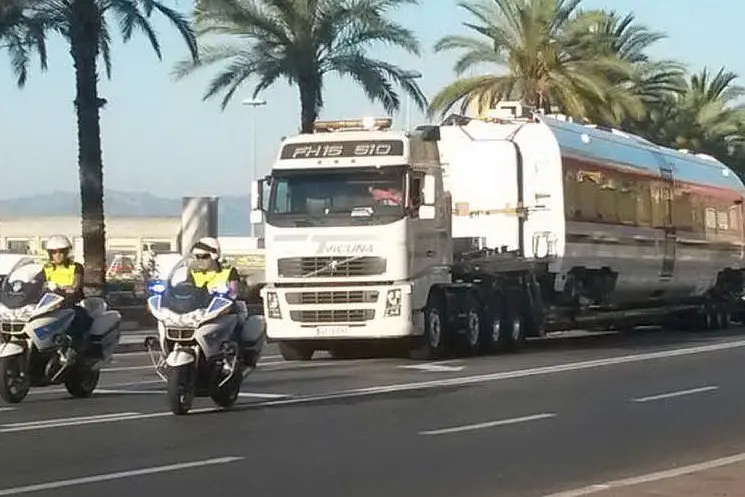 I vigili urbani scortano il mezzo che trasporta il carico eccezionale