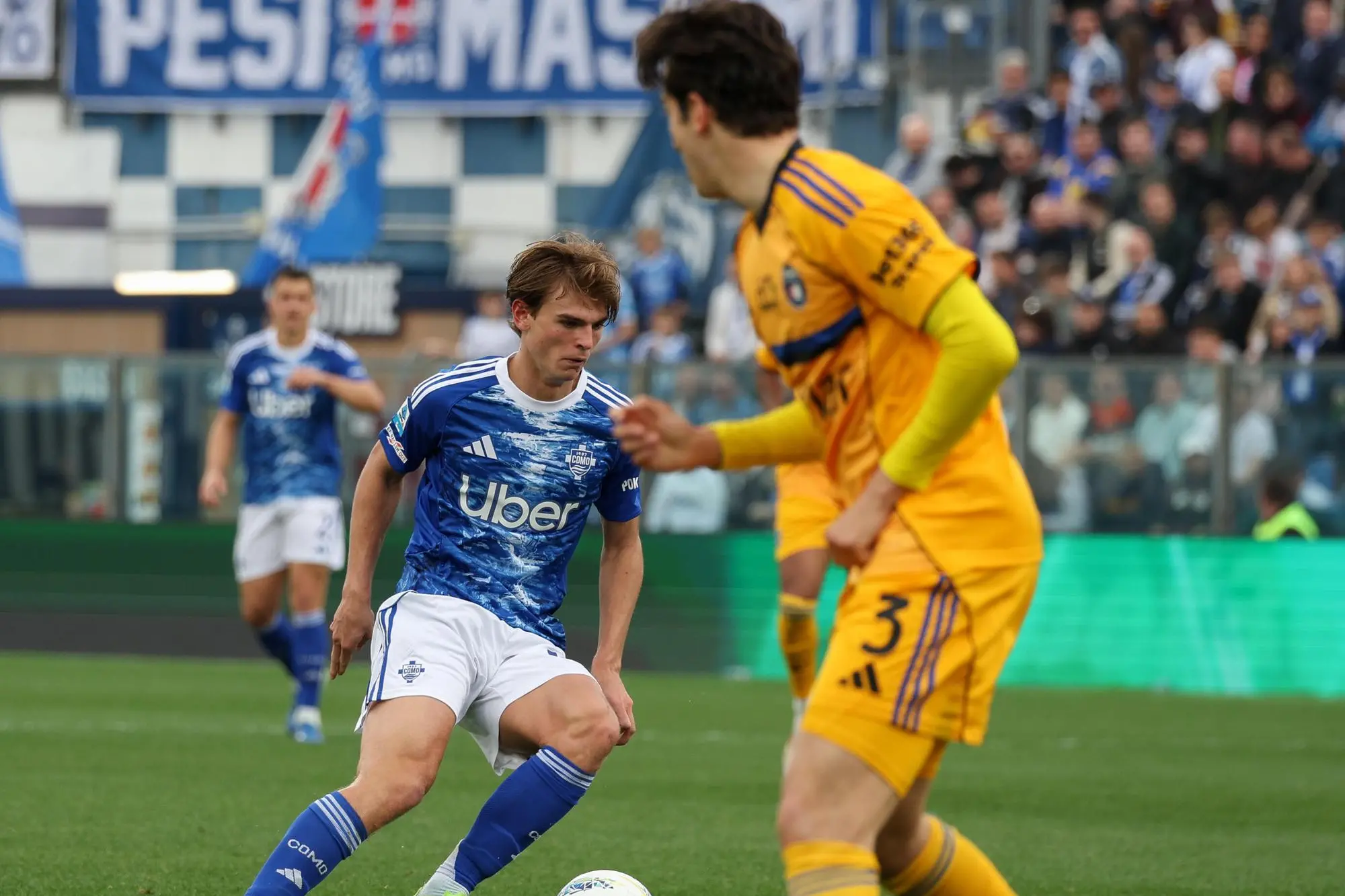 Como 1907's mildfielder Nico Paz (L) in action during the Italian Serie A soccer match between Como 1907 and AC Pisa at Giuseppe Sinigaglia stadium in Como, Italy, 22 March 2026. ANSA / ROBERTO BREGANI