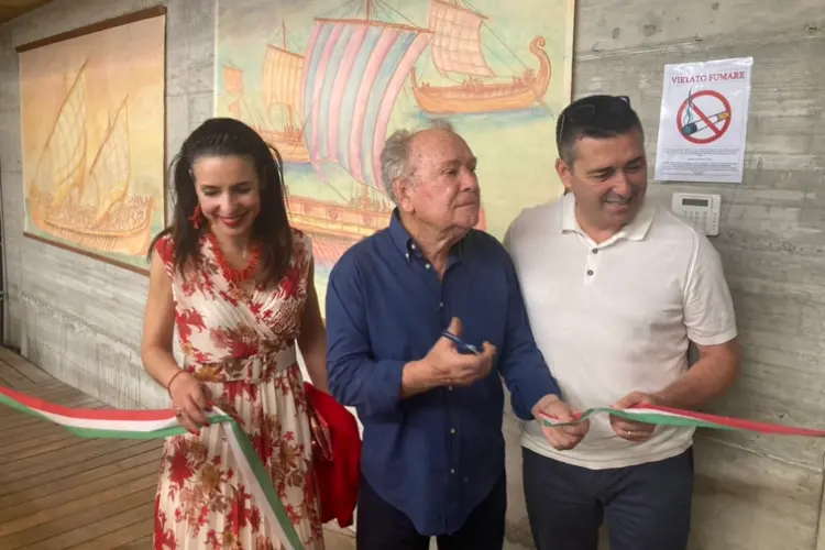 L'inaugurazione della mostra nel porto antico di Porto Torres (foto Pala)