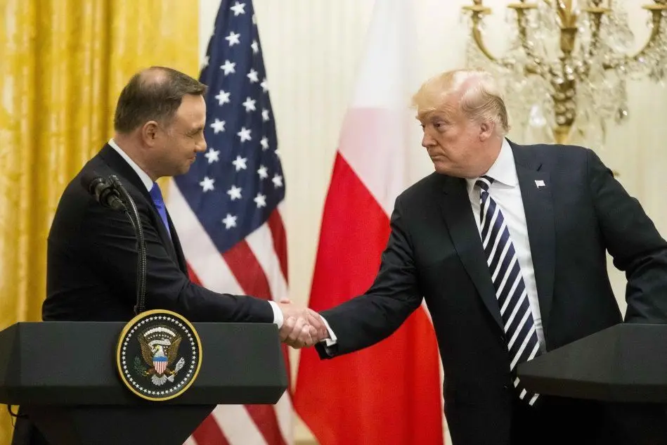 La stretta di mano fra Trump e il suo omologo polacco Duda (Ansa)