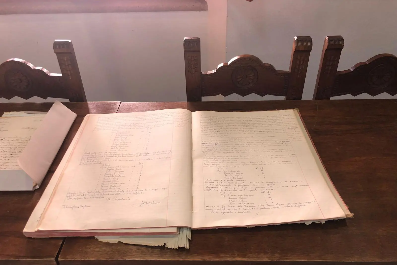 Un volume dell'archivio di Samugheo (foto Orbana)