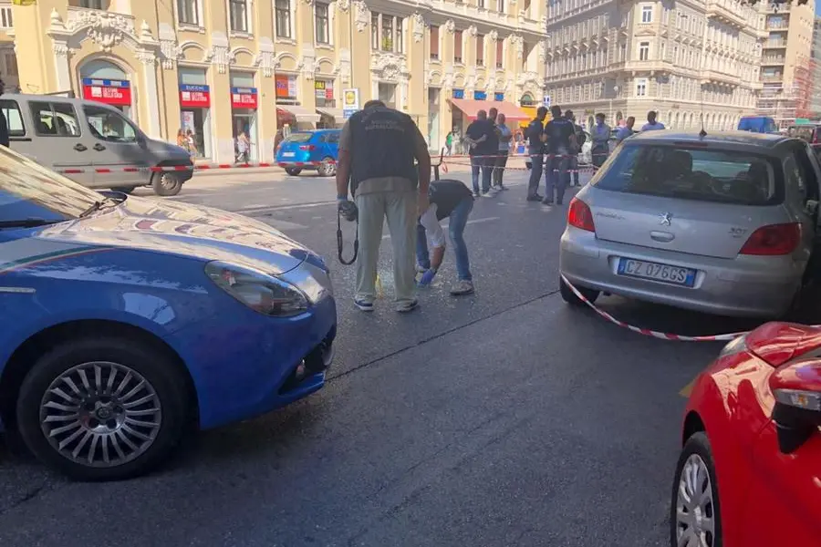 Polizia scientifica al lavoro sul luogo dove questa mattina è avvenuta una sparatoria all'esterno di un locale di via Carducci (Ansa)