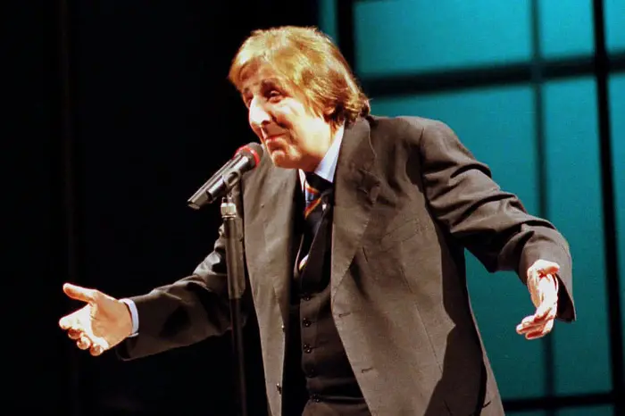 Giorgio Gaber, ieri sera a Perugia, durante lo spettacolo al teatro Morlacchi.Peròugia 27 ottobre 1999 Crocchioni -ANSA-CD