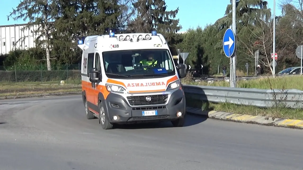Bimba di 4 anni cade dal balcone e muore a Modena