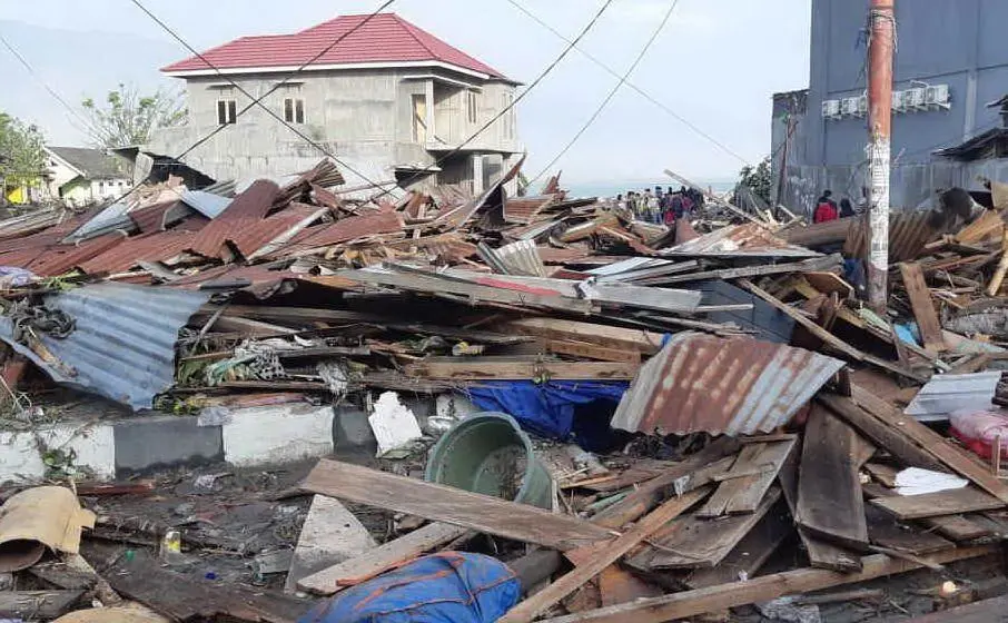 Case distrutte dopo il terremoto in Indonesia