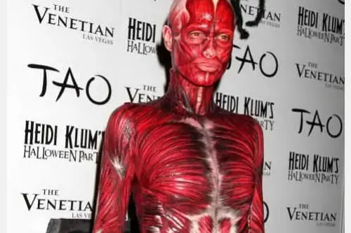 Heidi Klum: senza veli e senza pelle per Halloween