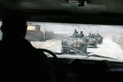 Due pattuglie italiane si danno il cambio in un villaggio vicino a Herat