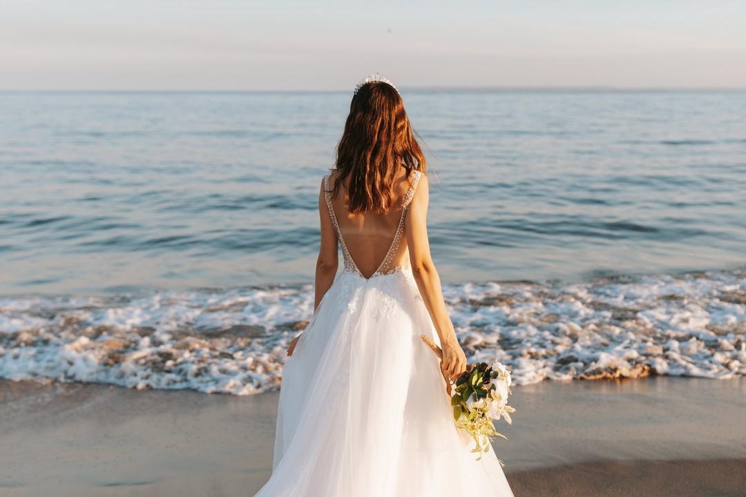 Data, invitati, luna di miele: tutto pronto, ragazza di 24 anni si sposa con se stessa