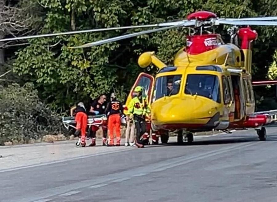 Automobile contro un palo, donna ferita