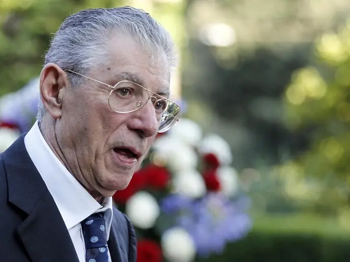 Buon compleanno a Umberto Bossi. Il fondatore della Lega Nord ed ex ministro di vari governi Berlusconi - nato a Cassano Magnago (Varese) il 19 settembre 1941 - compie oggi 82 anni. In Parlamento dal 1987, è stato eletto anche alle ultime elezioni ed è attualmente deputato alla Camera tra le fila della Lega, che oggi ha perso il "Nord" ed è guidata da Matteo Salvini. (Unioneonline/l.f.)