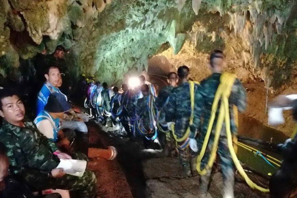 Thailandia, dispersi in una grotta per nove giorni: sono vivi