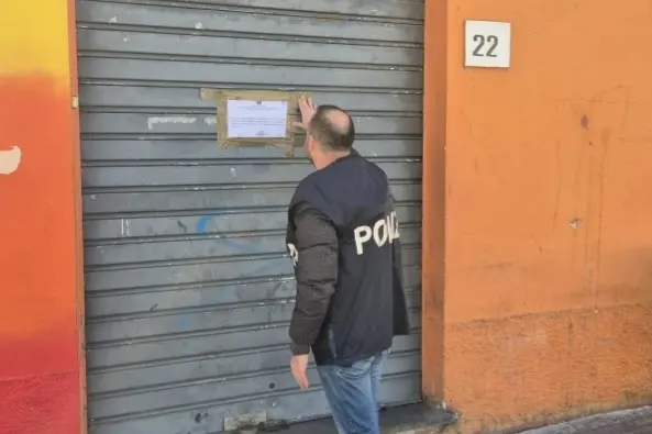 La polizia davanti al locale