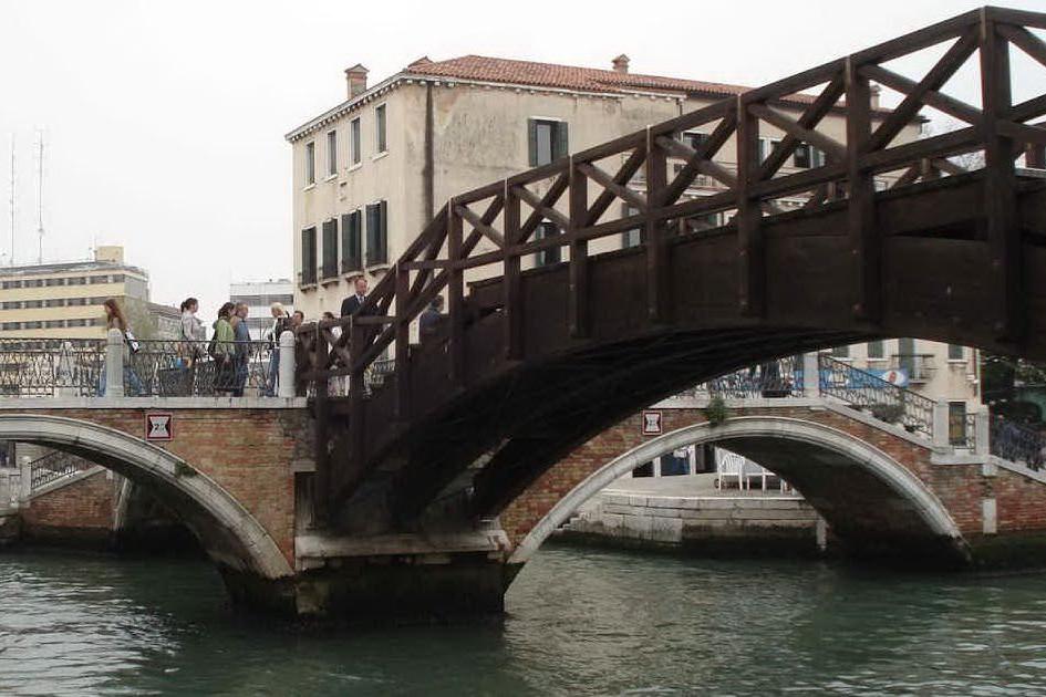 Venezia, turista inglese trova a terra 2.700 euro e li porta alla polizia