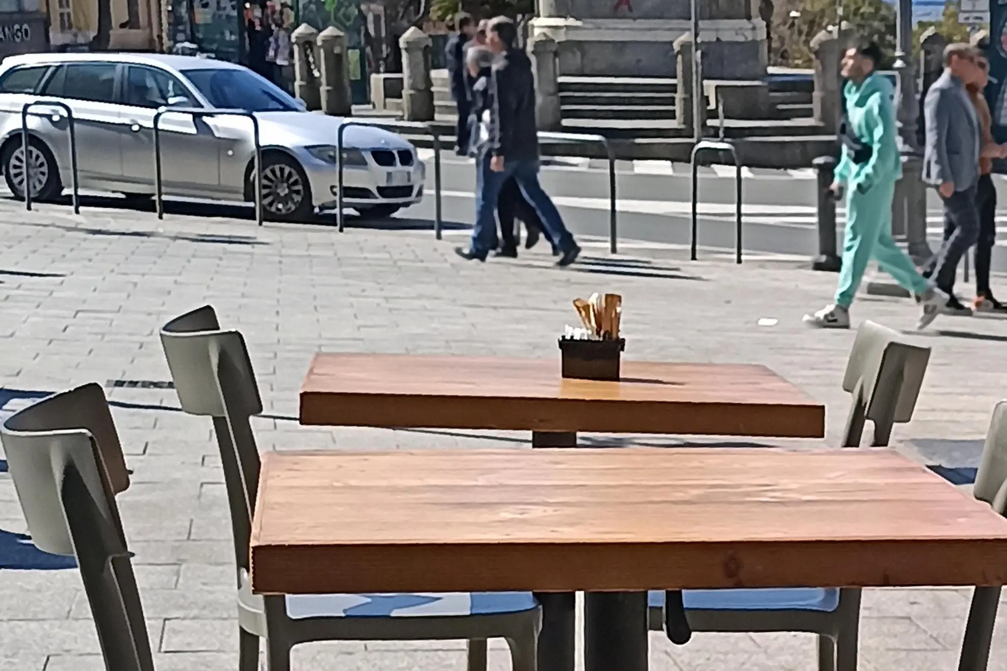 Tavolini in piazza Yenne (Foto Ungari)