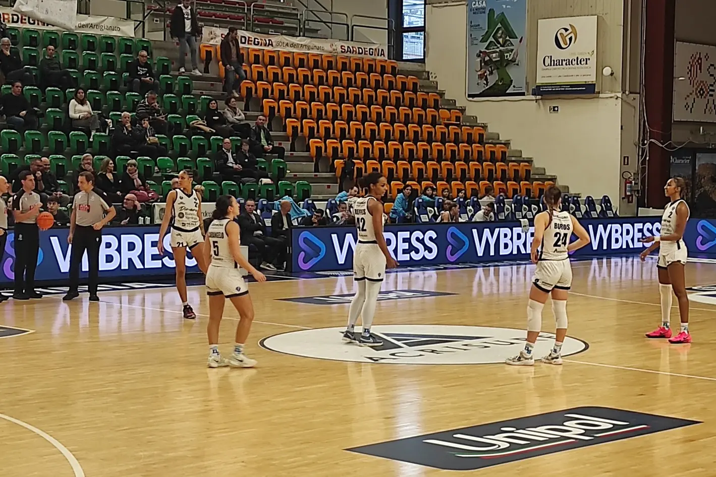 Lo starting five della Dinamo Women (foto G. Marras)