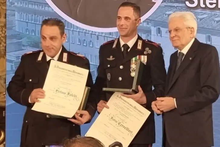 Da sinistra il brigadiere Falchi, il collega Cervelleri e il presidente Mattarella (foto concessa)