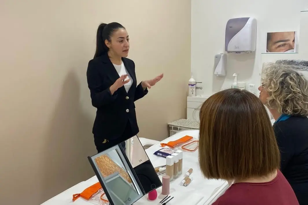 Una truccatrice durante un incontro con le donne alcuni mesi fa (foto Lilt)