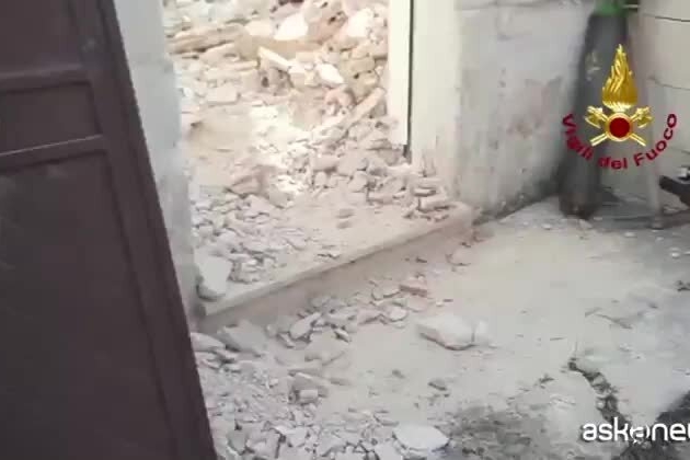 Crolla il solaio di un edificio in ristrutturazione, muore operaio