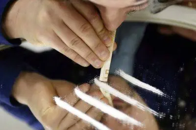 Un uomo mentre sniffa cocaina in un'immagine d'archivio.