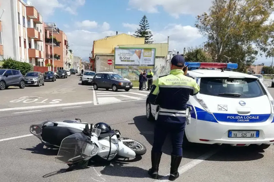 La moto coinvolta nell'incidente (foto polizia municipale di Cagliari)