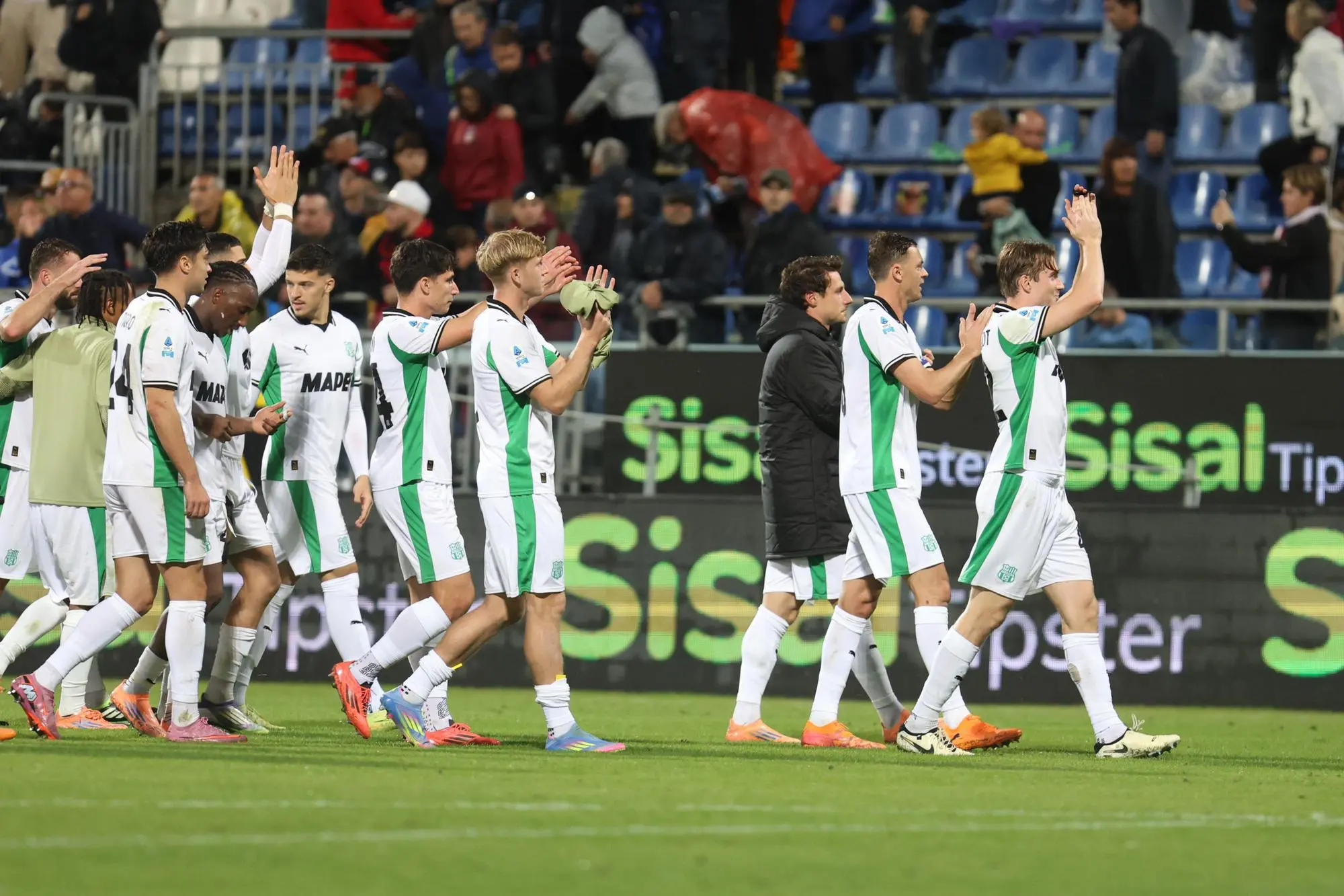 Il Sassuolo celebra la vittoria a Cagliari (Ansa/Fabio Murru)