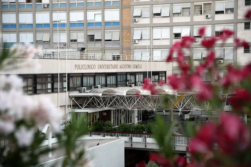 Il Papa è ricoverato al Policlinico Agostino Gemelli (Ansa)
