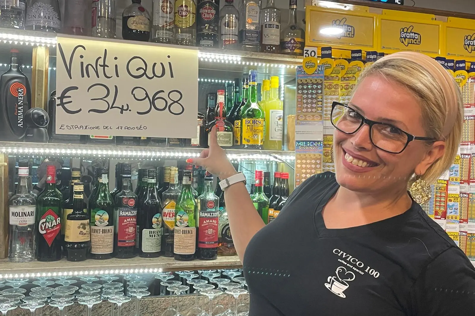 Sansirai Piroddi mostra il cartello della vincita