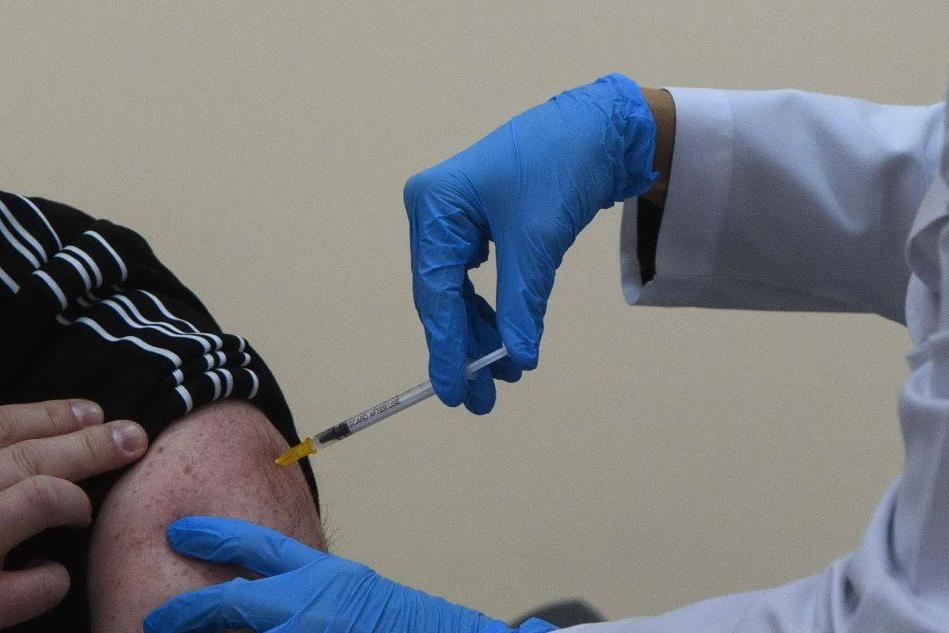 Ritardi nella consegna dei vaccini nell'Isola: l'esposto di Codacons contro Pfizer
