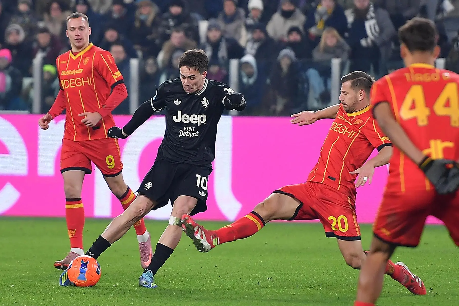 Kenan Yıldız contrastato da Ylber Ramadani in Juventus-Lecce del girone d'andata di Serie A (foto Ansa)