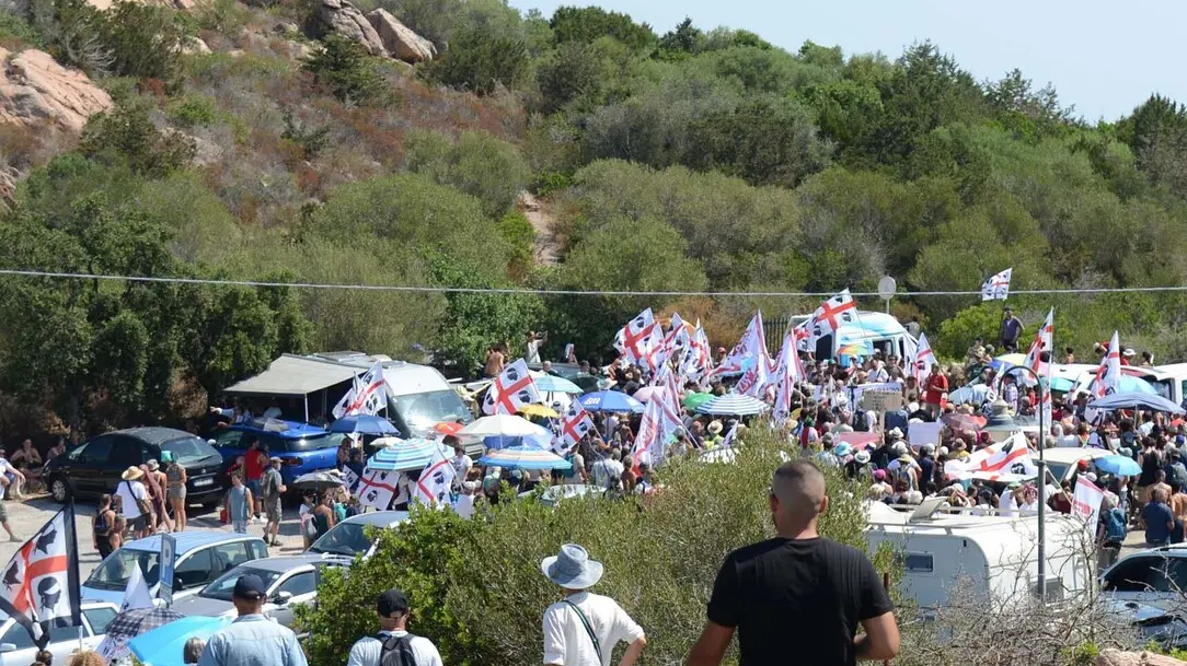 Giudici del Tar della Sardegna rinviano la decisione sul ricorso di Tavolara Bay, confermando le revoche dei permessi