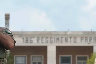 Il dolore di un militare davanti alla sede del 186° Folgore