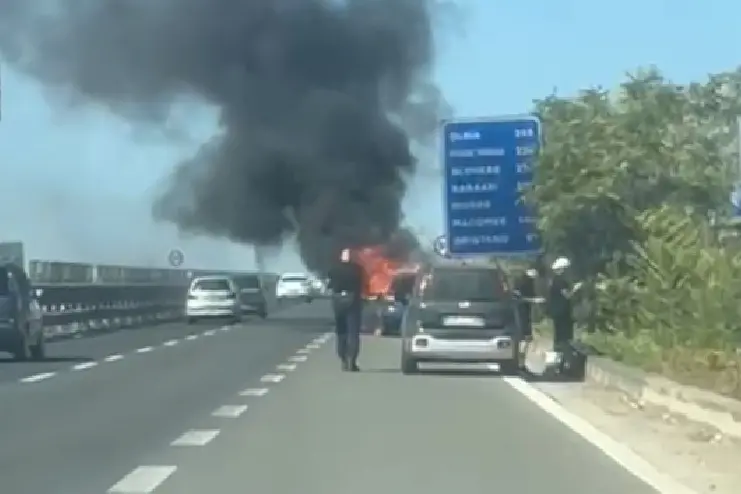 Auto a fuoco durante la marcia sulla 131 alle porte di Cagliari