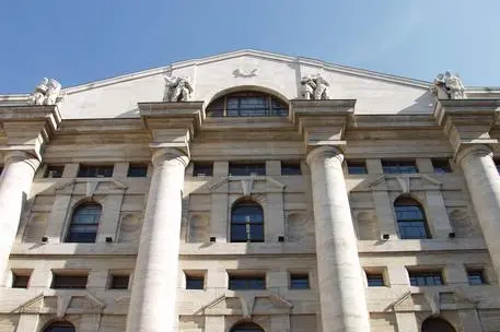 Il palazzo della Borsa in Piazza Affari a Milano (foto Ansa)