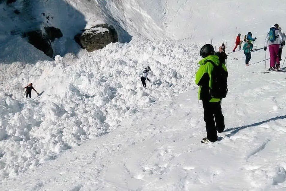 Valanga sulle Alpi Orobie: estratti vivi tre sciatori
