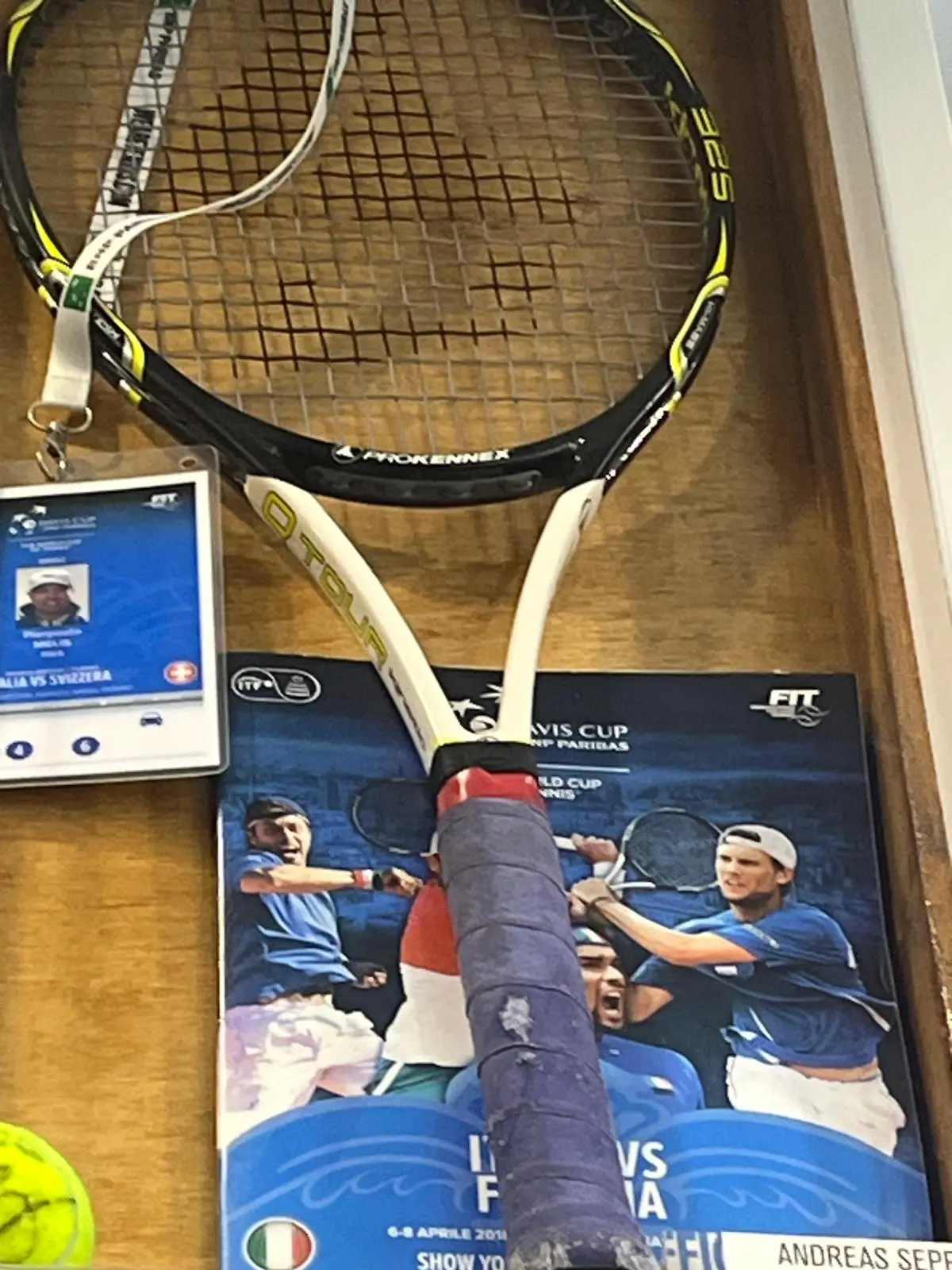La racchetta di Andrea Seppi utilizzata a Pesaro nel 2016 contro la Svizzera (foto p. c.)