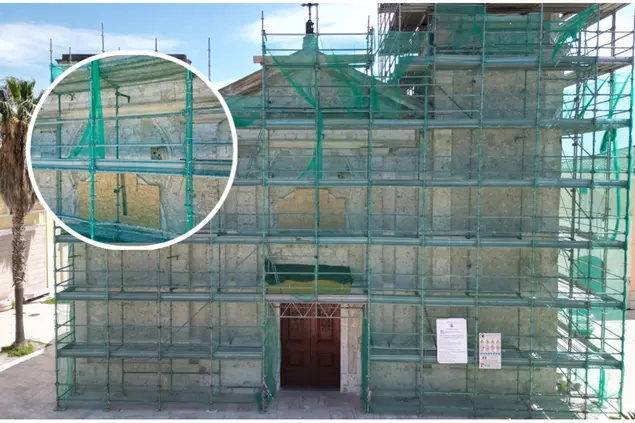 La chiesa di Santa Barbara, nel riquadro l'antico rosone (foto di Andrea Serreli)