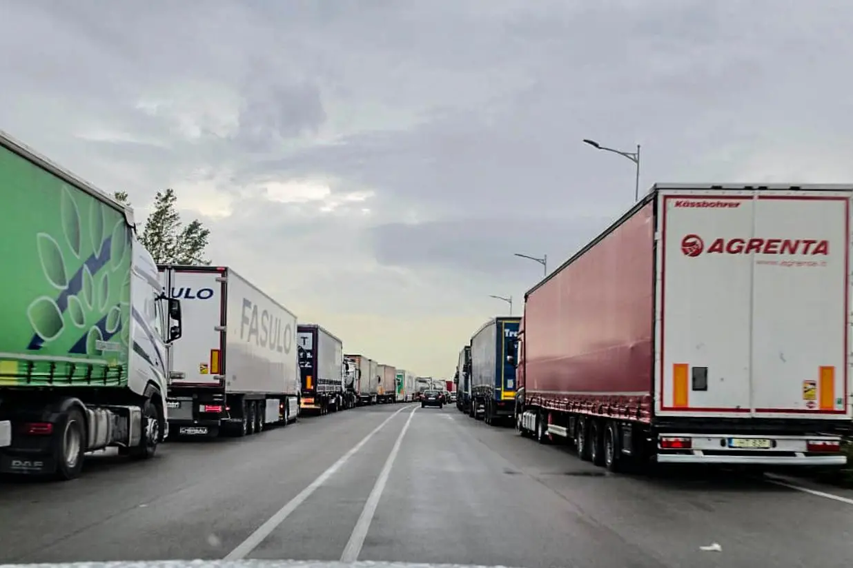 Protesta autotrasportatori sull'A1 (foto Ansa)