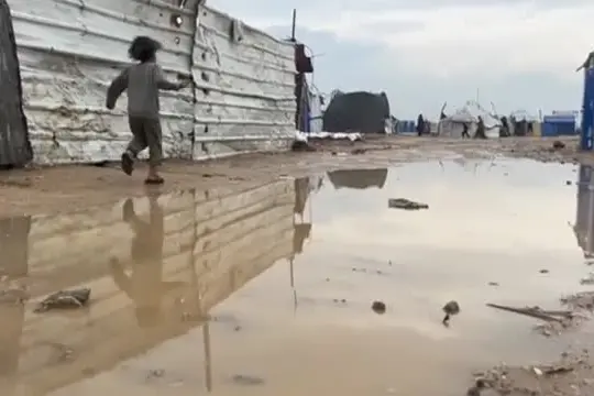 Gaza, tende allagate per la tempesta Byron e freddo: almeno 14 morti